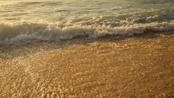 Uma Paisagem Marinha Cénica Ondas Espuma Leitosa Praia Areia Hora — Fotografia de Stock