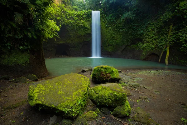 雨林中隐藏的瀑布 热带风景探险和旅行的概念 自然背景 环境概念 慢速快门速度 运动摄影 印度尼西亚巴厘Tibumana瀑布 — 图库照片