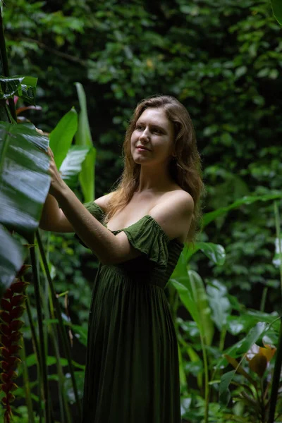 Прекрасна Жінка Ходить Вологому Тропічному Лісі Зеленій Сукні Жінка Джунглях — стокове фото