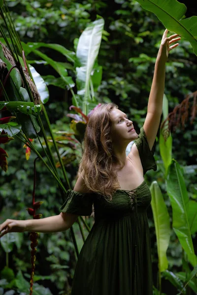 Прекрасна Жінка Ходить Вологому Тропічному Лісі Зеленій Сукні Жінка Джунглях — стокове фото