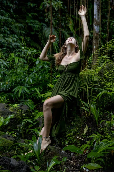 Ormanda Yemyeşil Bitkilerle Çevrili Bir Taşın Üzerinde Oturan Bir Kadın — Stok fotoğraf