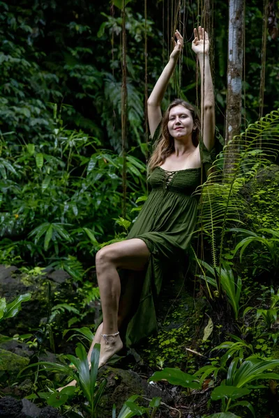 Kvinnan Djungeln Sitter Sten Bambu Vit Kvinna Tropisk Regnskog Klädd — Stockfoto