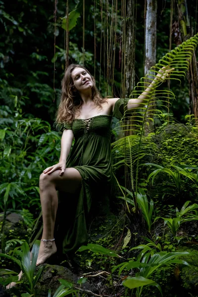 Mujer Selva Sentada Una Piedra Rodeada Exuberantes Plantas Verdes Tocando —  Fotos de Stock