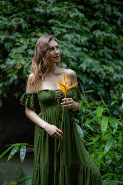 Vacker Kvinna Som Håller Heliconia Blomma Går Djungeln Vit Kvinna — Stockfoto