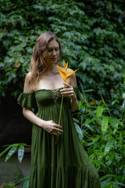 Schöne Frau Mit Helikonia Blume Die Dschungel Wandelt Kaukasische Frau — Stockfoto