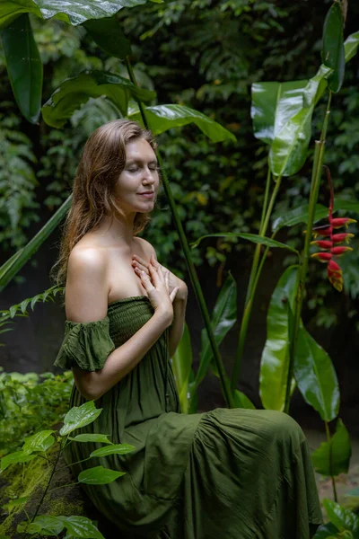 Жінка Джунглях Сидить Камені Оточеному Буйними Зеленими Рослинами Заплющені Очі — стокове фото