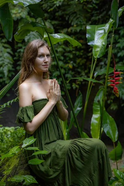 Mujer Selva Sentada Una Piedra Rodeada Exuberantes Plantas Verdes Manos —  Fotos de Stock