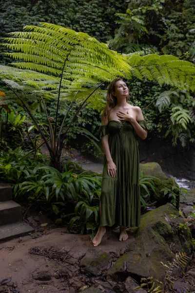 Mujer Jungla Parada Debajo Del Helecho Vistiendo Vestido Verde Mujer —  Fotos de Stock