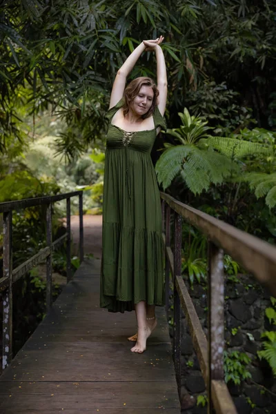 Hermosa Mujer Bailando Puente Selva Tropical Mujer Caucásica Vistiendo Vestido —  Fotos de Stock