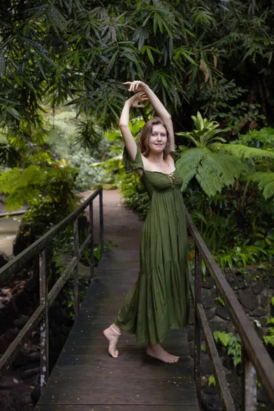 Hermosa Mujer Bailando Puente Selva Tropical Mujer Caucásica Vistiendo Vestido —  Fotos de Stock