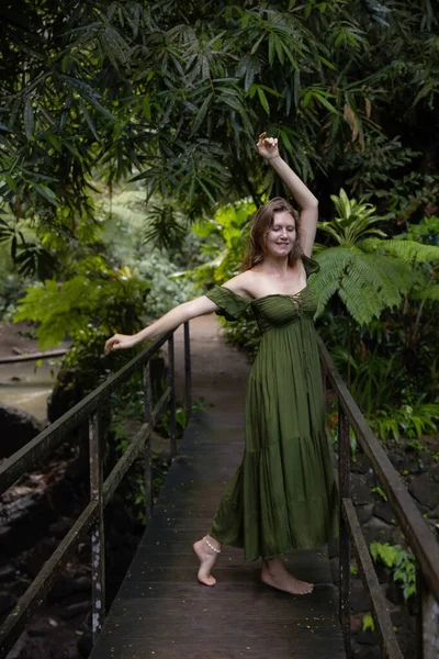 Прекрасна Жінка Танцює Мосту Вологому Тропічному Лісі Кавказька Жінка Зеленій — стокове фото