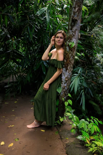 Mujer Caucásica Apoyada Contra Árbol Selva Tropical Hermosa Mujer Con —  Fotos de Stock