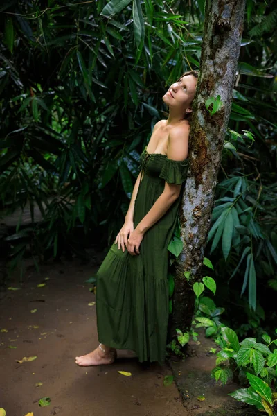 Vit Kvinna Lutar Sig Mot Ett Träd Tropisk Regnskog Vacker — Stockfoto