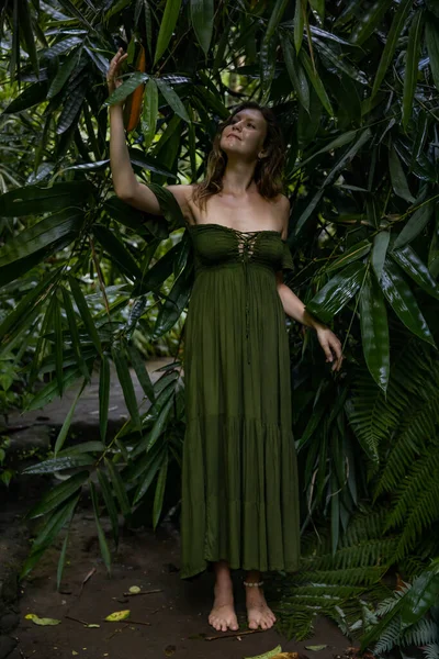Прекрасна Жінка Ходить Вологому Тропічному Лісі Одягнена Довгу Зелену Сукню — стокове фото