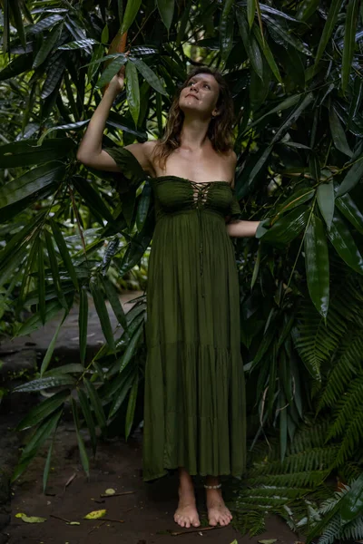 Hermosa Mujer Caminando Selva Tropical Vistiendo Vestido Verde Largo Mujer —  Fotos de Stock