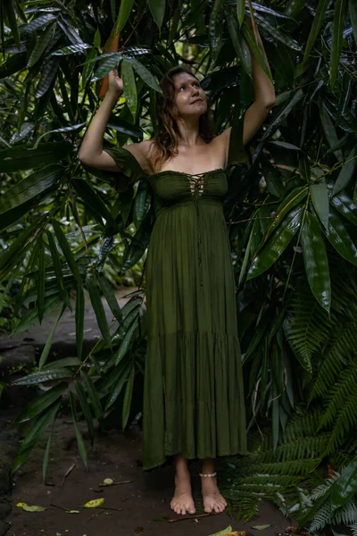 Прекрасна Жінка Ходить Вологому Тропічному Лісі Одягнена Довгу Зелену Сукню — стокове фото