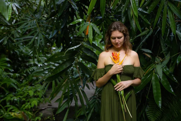 Vacker Kvinna Som Håller Heliconia Blommor Slutna Ögon Vit Kvinna — Stockfoto