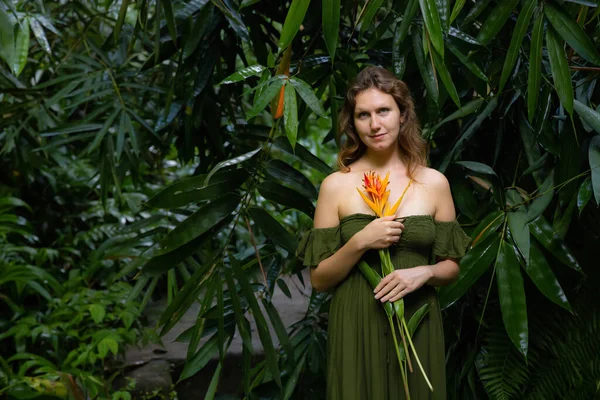 Прекрасна Жінка Тримає Квіти Геліконії Кавказька Жінка Тропічному Лісі Одягнена — стокове фото