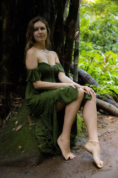 Mujer Selva Sentada Una Piedra Rodeada Plantas Verdes Mujer Caucásica —  Fotos de Stock