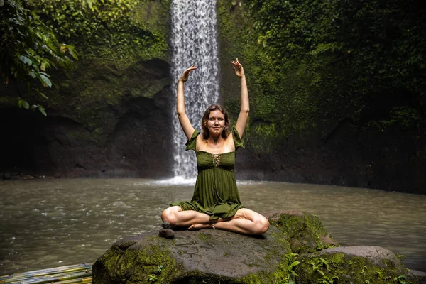 Posa Loto Yoga Donna Caucasica Seduta Sulla Pietra Meditando Praticando — Foto Stock