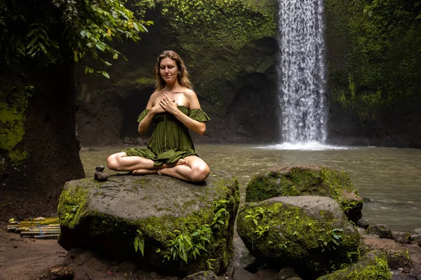 Posa Loto Yoga Donna Caucasica Seduta Sulla Pietra Meditando Praticando — Foto Stock