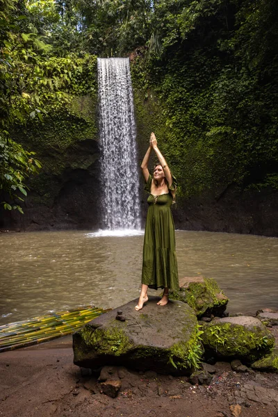 Mulher Pedra Perto Cachoeira Tibumana Selva Mãos Levantadas Mudra Namaste — Fotografia de Stock