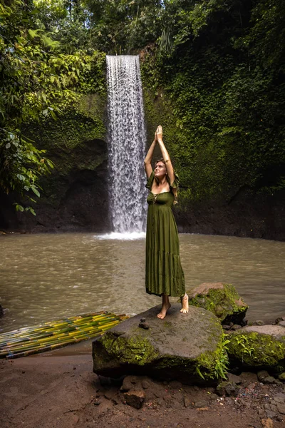 Mulher Pedra Perto Cachoeira Tibumana Selva Mãos Levantadas Mudra Namaste — Fotografia de Stock