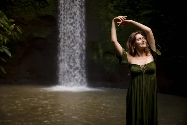 Retrato Una Mujer Caucásica Cerca Cascada Ojos Cerrados Levanta Las —  Fotos de Stock