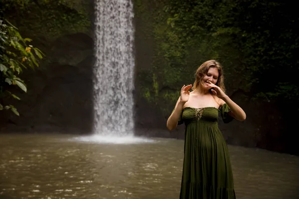 Porträt Einer Kaukasischen Frau Der Nähe Des Wasserfalls Genießen Sie — Stockfoto