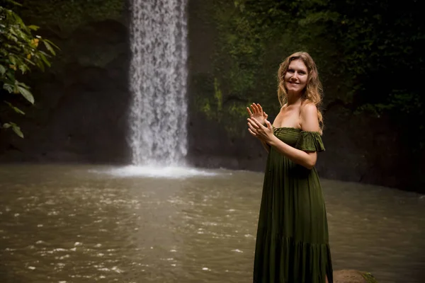 Porträtt Leende Kvinna Nära Vattenfallet Njut Naturen Vattenstänk Ung Kvinna — Stockfoto