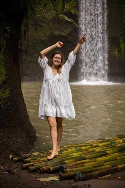 Jovem Mulher Descalça Jangada Bambu Mulher Branca Bonita Vestindo Vestido — Fotografia de Stock