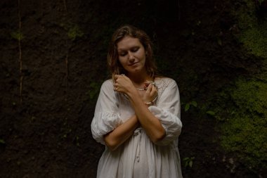 Beyaz kadın dua ve meditasyon için Mala 'yı tutuyor. Budist japa mala doğal taşlardan yapılmış. Din kavramı. Budist mücevherleri. Beyaz elbiseli bir kadın. Bali, Endonezya