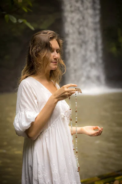 Mulher Caucasiana Mantendo Contagem Durante Oração Meditação Mão Mudra Gyan — Fotografia de Stock