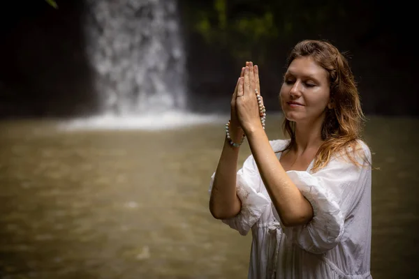 Кавказька Жінка Тримає Малаю Молитви Медитації Буддійська Джапа Мала Руки — стокове фото