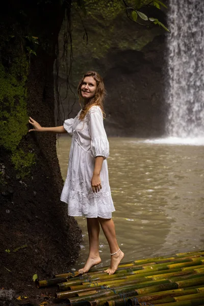 Jovem Mulher Descalça Jangada Bambu Mulher Branca Bonita Vestindo Vestido — Fotografia de Stock