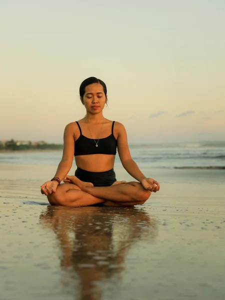 Práctica Yoga Playa Postura Loto Padmasana Manos Gyan Mudra Ojos — Foto de Stock