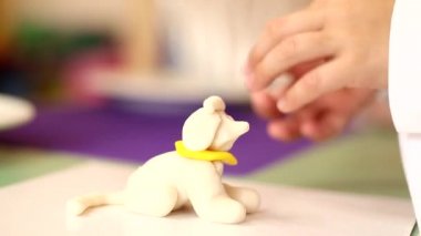 Badem ezmesi modellemesinin el yapımı figürleri, pasta ve turtalar için tatlı süslemeler hazırlamak, çocuk elleri, badem ezmesi 