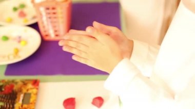 Badem ezmesi modellemesinin el yapımı figürleri, pasta ve turtalar için tatlı süslemeler hazırlamak, çocuk elleri, badem ezmesi 
