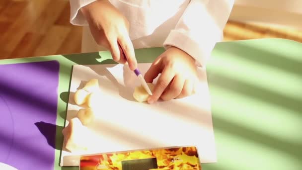 手工塑造的杏仁模型 为蛋糕和馅饼准备甜装饰 孩子们的手 — 图库视频影像