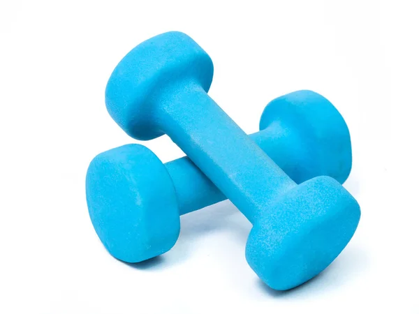 Beyaz arka planda mavi fitness dambılları. Sağlıklı yaşam tarzı kavramı. fitness özellikleri