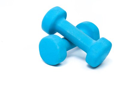 Beyaz arka planda mavi fitness dambılları. Sağlıklı yaşam tarzı kavramı. fitness özellikleri