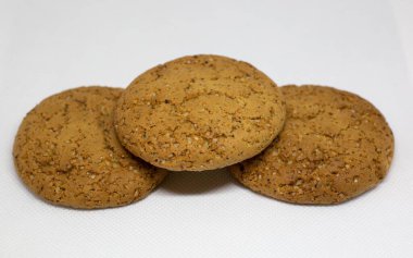 Beyaz arka planda yulaf ezmeli kurabiyeler.