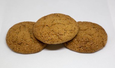 Beyaz arka planda yulaf ezmeli kurabiyeler.