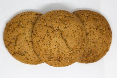 Beyaz arka planda yulaf ezmeli kurabiyeler.