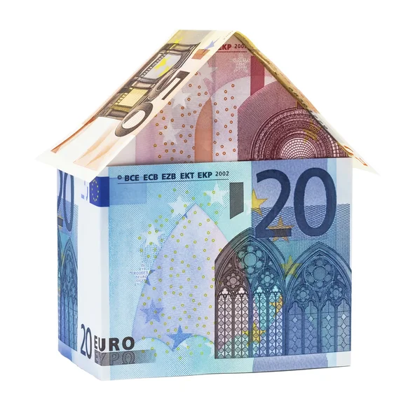 The σπίτι φτιαγμένος του τραπεζογραμματίων ευρώ, που απομονώνονται σε λευκό. Εικόνα Αρχείου