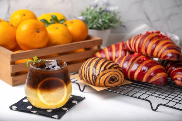 Café Limón Helado Con Frambuesa Croissant Naranja Listo Para Servir Imagen de stock