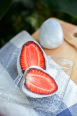 Japon şekerleme dükkanı Ichigo çilekli Daifuku, küçük yuvarlak glutinous pirinç tatlısı taze çilek ve kırmızı fasulye ezmesi.. 