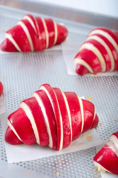 Zblízka Syrové Malinové Croissanty Před Pečením Tácu Klasické Francouzské Pečivo — Stock fotografie