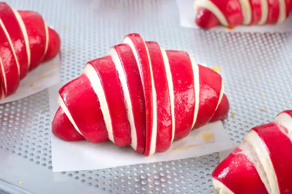 Zblízka Syrové Malinové Croissanty Před Pečením Tácu Klasické Francouzské Pečivo — Stock fotografie