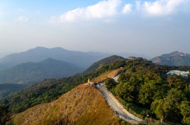 Myanmar 'ın Mulayit Dağı' nın tepesindeki tapınağa saygılarını sunmak için dağa çıkan bir yol..